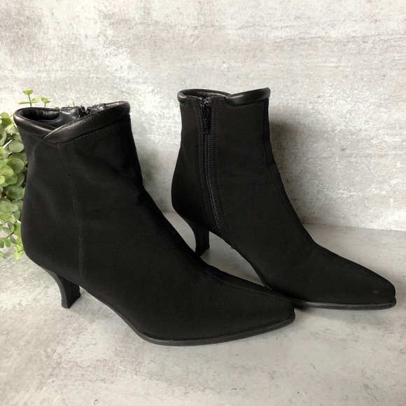 Stuart Weiztman Kitten Heel Gore Tex Boot 5.5 M - Picture 3 of 16